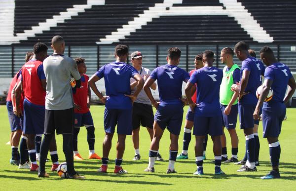 Zé Ricardo conversa com os jogadores durante o treino