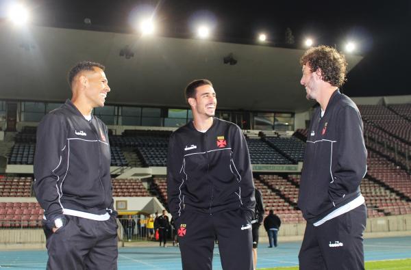 Jogadores cruzmaltinos conversam na beira do gramado