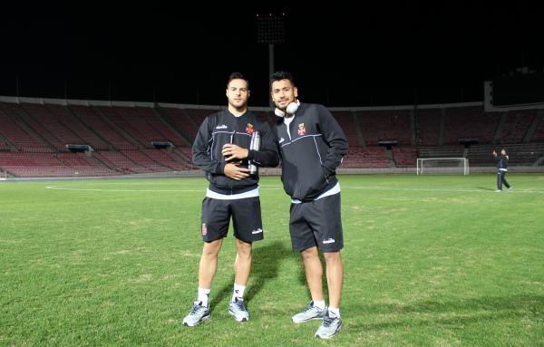 Desábato e Andrés Ríos posam no gramado do Estádio Nacional