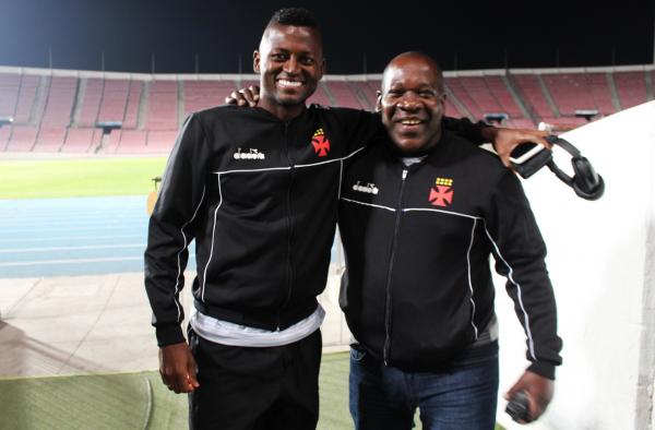 Riascos posa ao lado do segurança Sérgio Valle