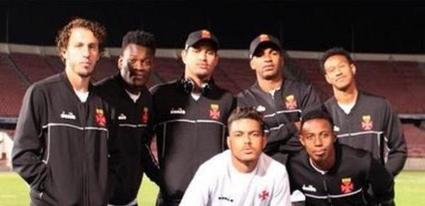 Jogadores do Vasco causaram polêmica com a torcida nas redes sociais