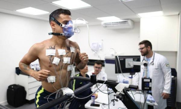 Philippe Coutinho durante exames físicos na Granja Comary