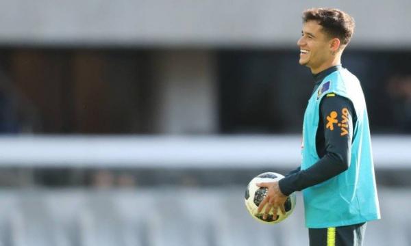 Philippe Coutinho sorri em treino da seleção brasileira em Berlim