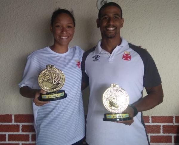 Gabriela e Carlos Henrique com a premiação