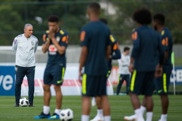 Tite observa a atividade dentro do campo