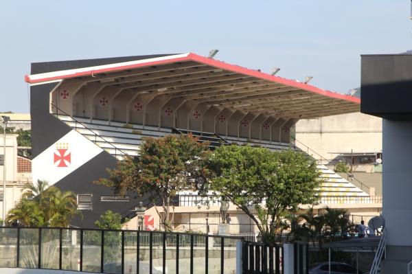 Parque Aquático visto da Social de São Januário com a tradicional bandeira