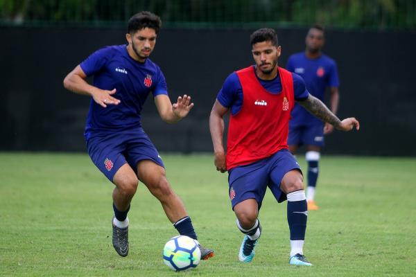 Henrique é marcado por Andrey durante o treino