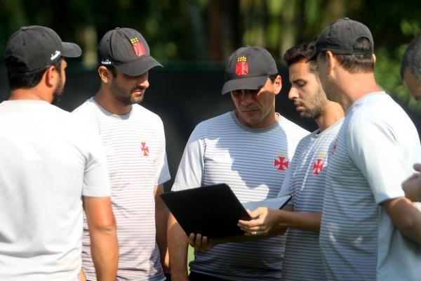 Zé Ricardo conversa com comissão técnica do Vasco