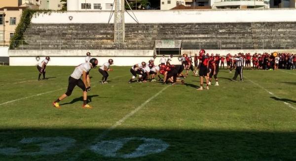 A eterna rivalidade em campo também na bola oval