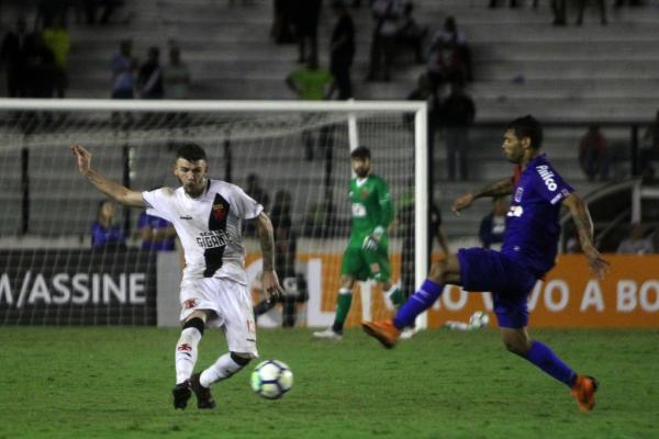 Luiz Gustavo em ação contra o Paraná