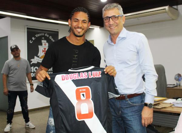 Douglas recebeu camisa personalizada do presidente Alexandre Campello