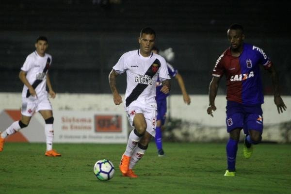Ramon em ação contra o Paraná na Colina