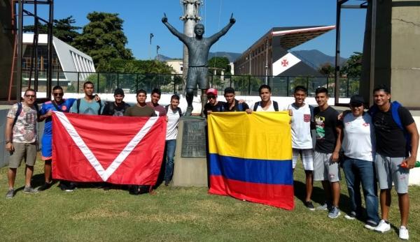 Os atletas tietaram a histórica estátua do Romário pelo milésimo gol