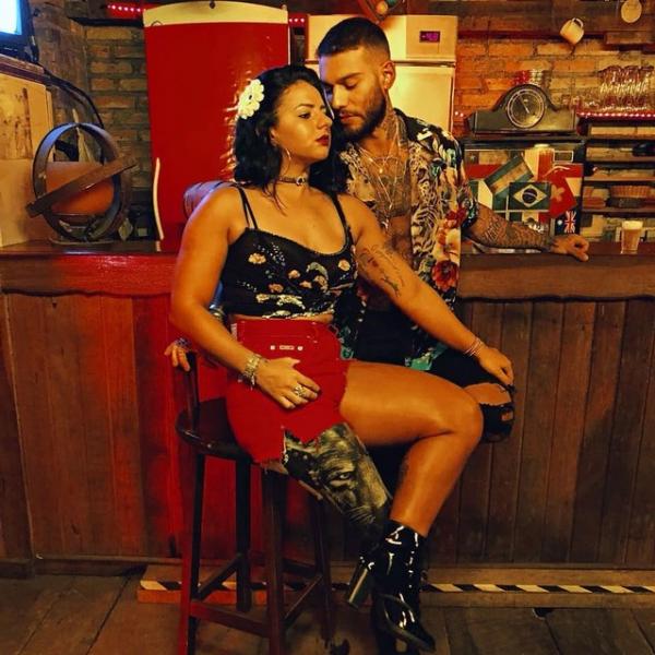 Camille Rodrigues contracenando com o cantor Lucas Lucco