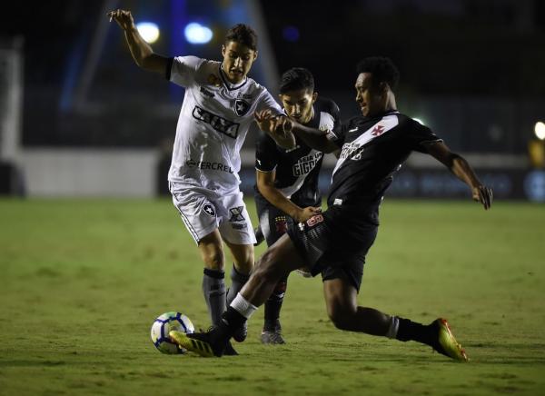 Fabrício disputa lance com Marcinho
