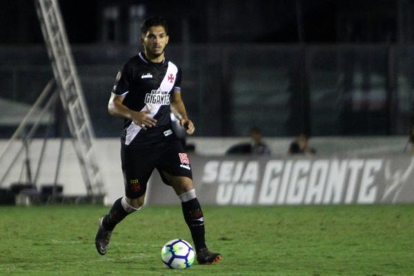 Andrey conduz a bola no gramado do Caldeirão