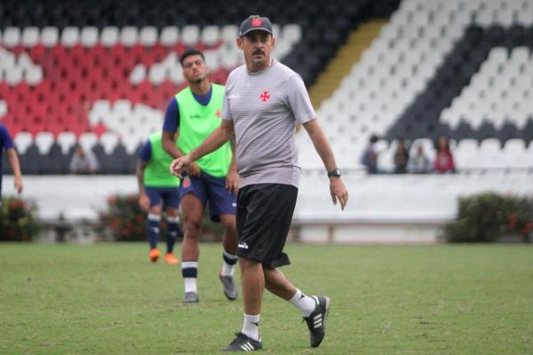 Valdir Bigode comandou o treino em São Januário
