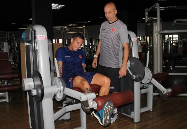 Ricardo Henriques orienta lateral-esquerdo Ramon