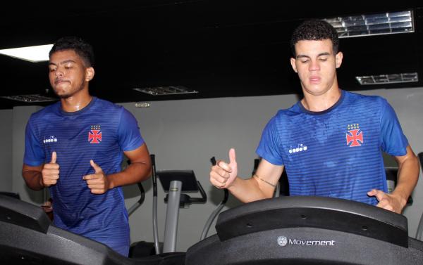Evander e Moresche suando a camisa na academia