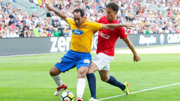 Edmundo participa de amistoso contra noruegueses que venceram o Brasil em 1998