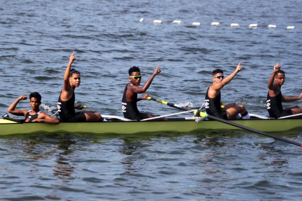 Remadores comemorando a vitória nas águas cariocas