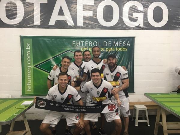 Em pé: Rodolfo, Victor, Bad, Felipe e Ednilson. Agachados: Igor e Nando.