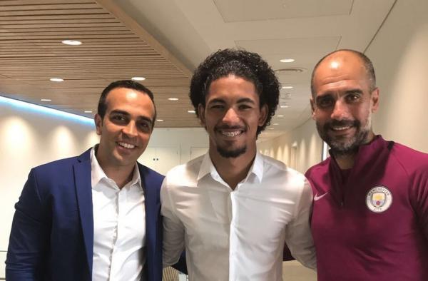 Douglas Luiz se apresenta em julho ao Manchester City