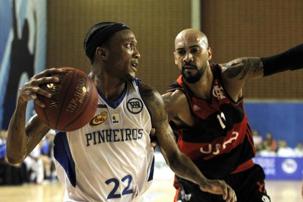 Holloway em ação contra o Flamengo pelo NBB