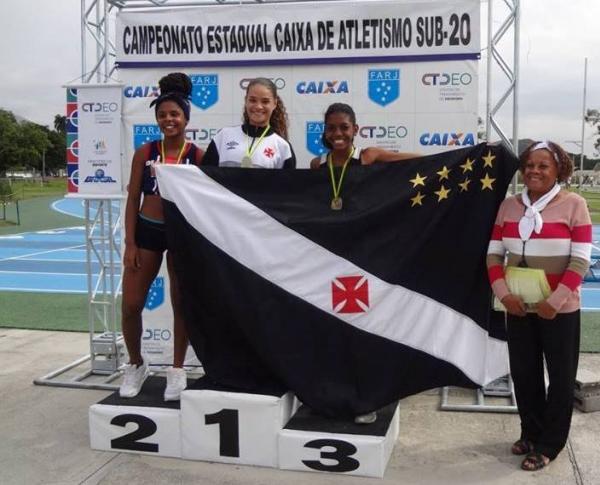 Emelly, Karen Gabriela e a coordenadora Solange Chagas