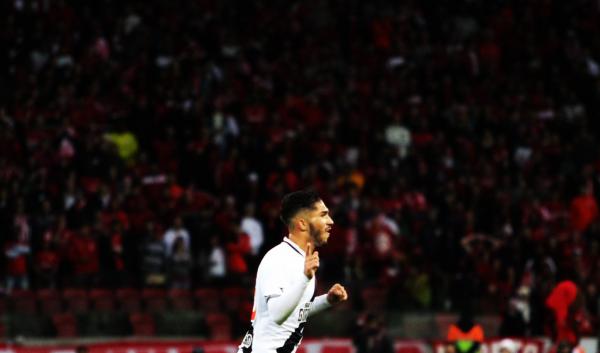 Andrey comemora gol marcado contra o Internacional
