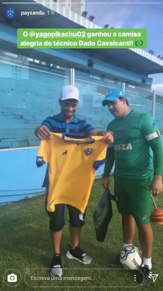 Camisa alusiva à Seleção Brasileira está esgotada nas lojas. Presente foi entregue por Dado Cavalcanti