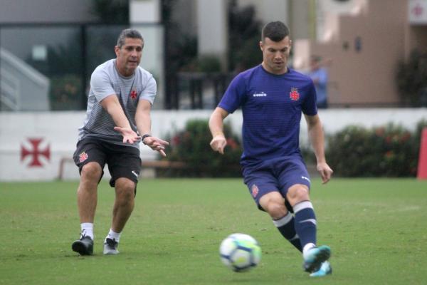 Wagner recebe orientação de Jorginho durante treino