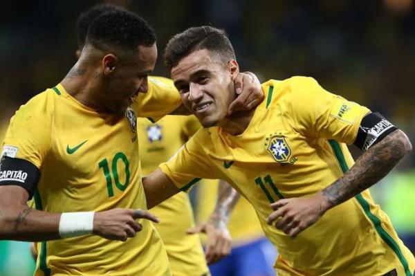Phelippe Coutinho, ao lado de Neymar