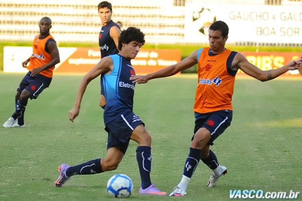 Ramon disputa bola com Coutinho durante treino em 2010