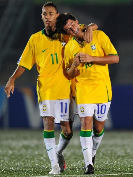 Mais novo, Philippe Coutinho (d) não tinha a mesma precisão em chutes de longa distância