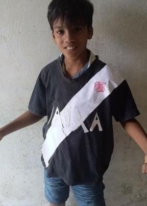 Otávio Gomes fez camisa do Vasco de papel e lápis de cor e bombou na web