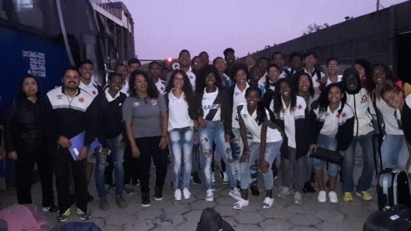 Delegação vascaína no embarque para o nacional no interior paulista