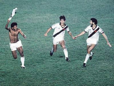 Cocada, sem camisa, comemora o gol histórico ao lado de Bismarck e Fernando