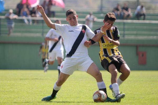 Roger marcou o segundo gol do Vasco no duelo