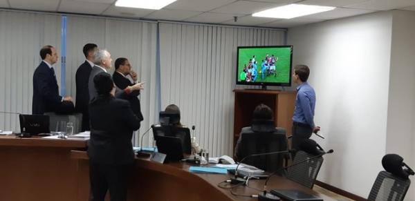 Auditores assistiram aos lances da partida no julgamento