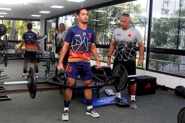 Yago Pikachu faz exercício observado pelo preparador físico Mauro Britto