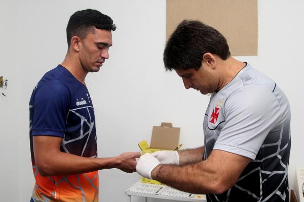 Coordenador científico Maurício Negri coleta sangue do volante Raul