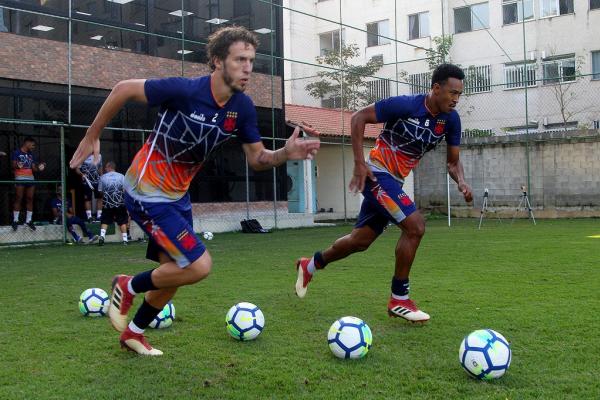 Rafael Galhardo e Fabrício suam a camisa em atividade física