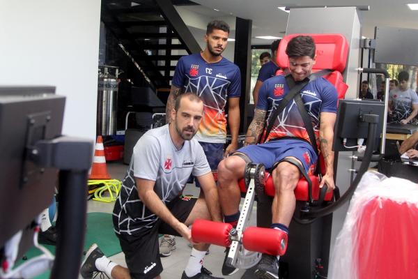 Giovanni Augusto sendo avaliado pelo fisiologista Sandro