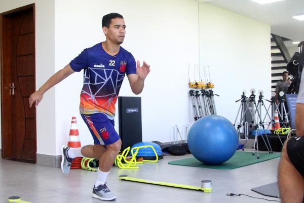 Yago Pikachu realiza trabalho no CT das Vargens