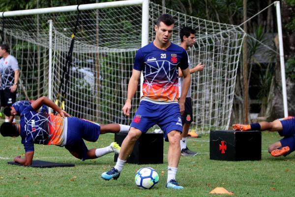 Wagner suou a camisa durante treino no CT das Vargens