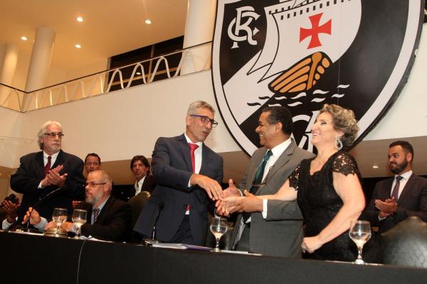 Elói é cumprimentado pelo presidente Campello no dia da posse