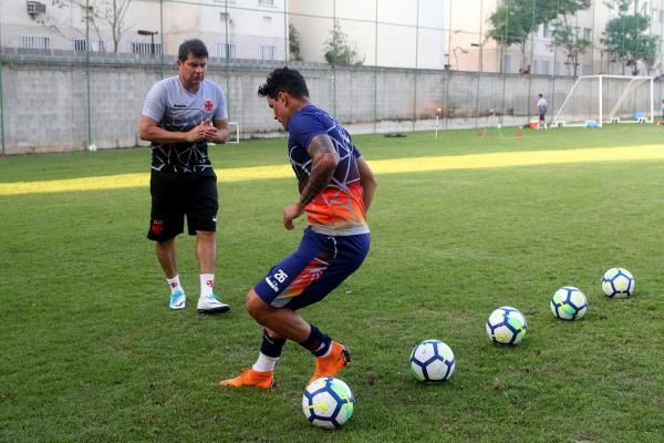 Joelton Urtiga orienta Giovanni Augusto durante treino