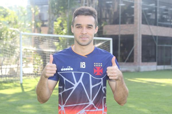 Lenon posa com a camisa vascaína no CT das Vargens