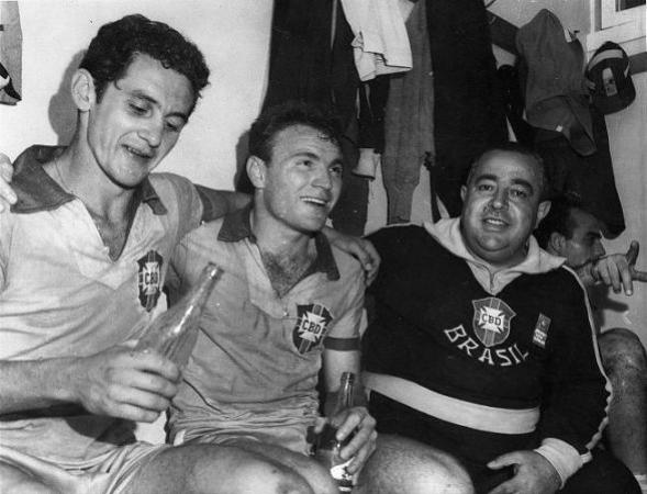 Brasil x Áustria: Orlando, Mazzola e o técnico Vicente Feola comemoram, no vestiário, a primeira vitória